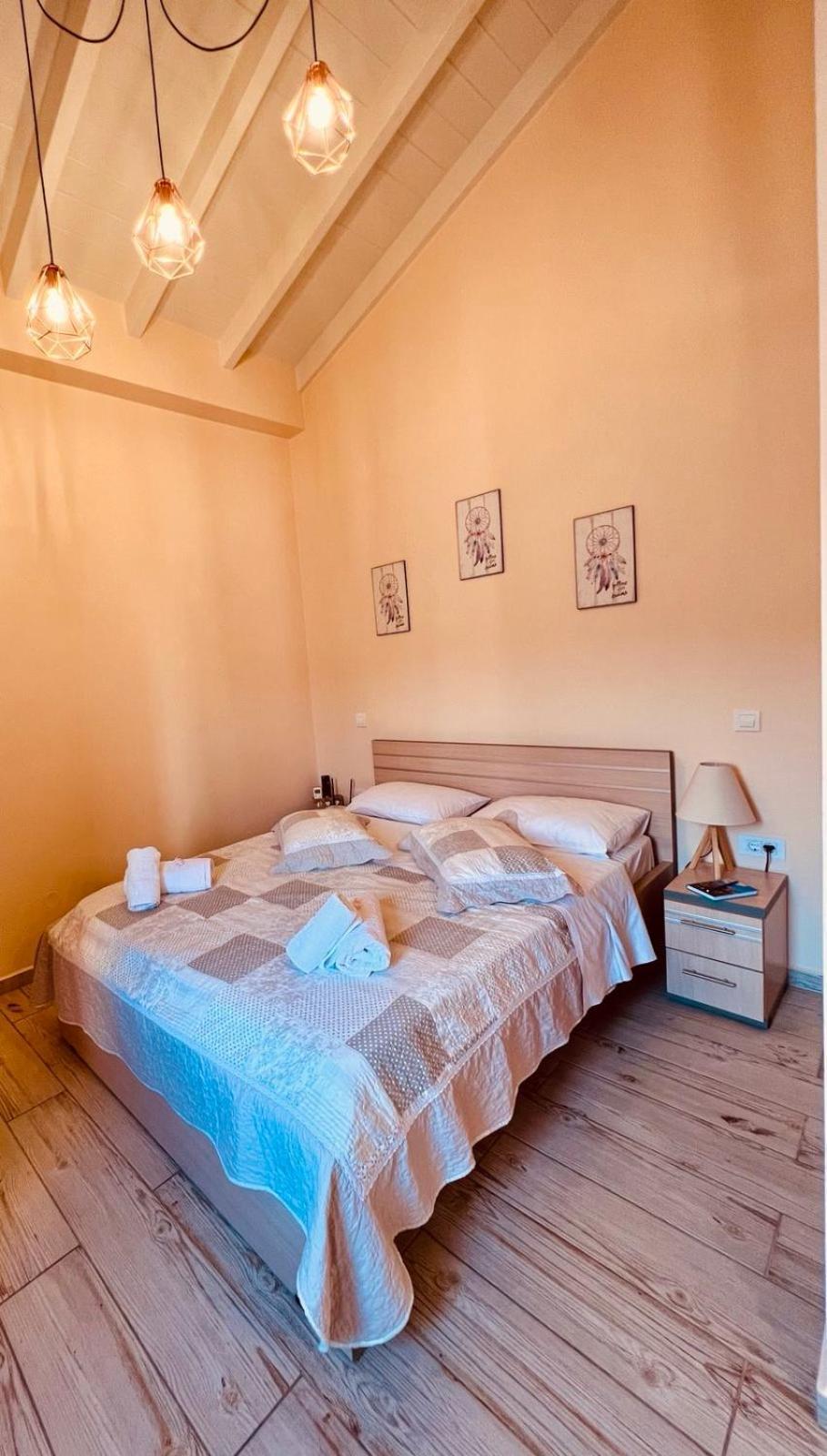 Kleanthi And Kostas Studios Сими Номер фото